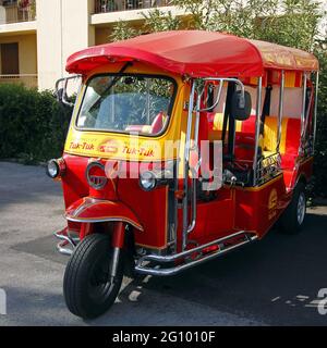 Tuk-Tuk: Motorisiertes Dreirad auf einem Parkplatz. Montpellier, Occitanie, Frankreich Stockfoto