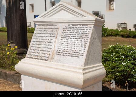 OLD GOA, INDIEN - 15. Dez 2019: Old Goa, Goa Indien 15 2019. Dezember: Touristen und Anhänger besuchen die SE Cathedral in Old Goa Stockfoto