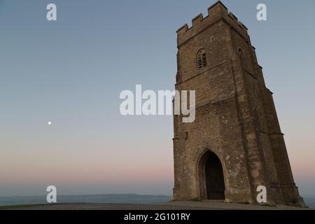 Monduntergang über den Somerset-Levels bei Sonnenaufgang im Mai, vom Glastonbury Tor Stockfoto