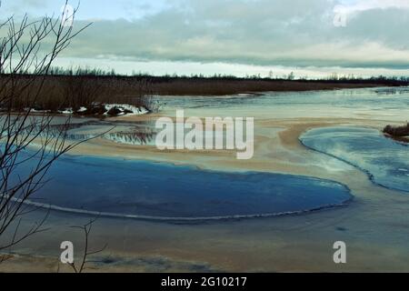 Die Öffnung des Wassers ( polynya), das runde tauende Loch im Eis zwischen dem verfaulten Wintereis - der gefährliche Ort Stockfoto