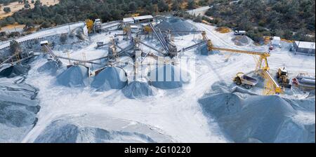 Luftpanorama der Steinbrechungs- und Siebanlage mit Kies- und Maschinenstapeln in Pyrga, Zypern Stockfoto