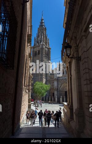 Toledo / Spanien - 05 12 2021: Blick auf die plaza del ayuntamiento in Toledo, Primatenkathedrale der Heiligen Maria von Toledo Hauptfassade als Hintergrund, Stockfoto