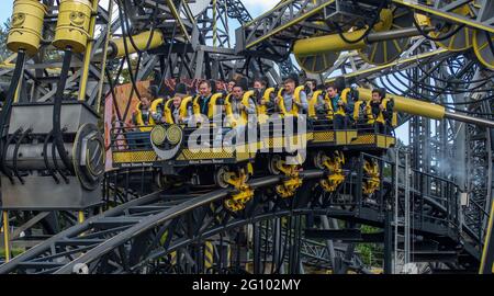 Die Smiler Weltrekord bricht 14 Inversion Rollercoaster bei Alton Towers England Stockfoto