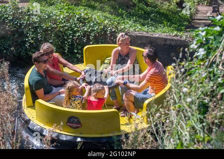 Eine Familie, die sich an einem heißen Tag in den Alton Towers bei einer gemeinsamen Fahrt der Congo River Rapids auskühlt und dabei Erinnerungen an die Stadt hat Stockfoto