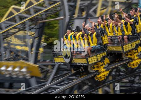 Die Smiler Weltrekord bricht 14 Inversion Rollercoaster bei Alton Towers England Stockfoto