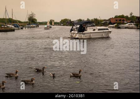 Ein Blick auf den Fluss Bure mit Motorcruisern und Yachten auf dem Wasser Stockfoto