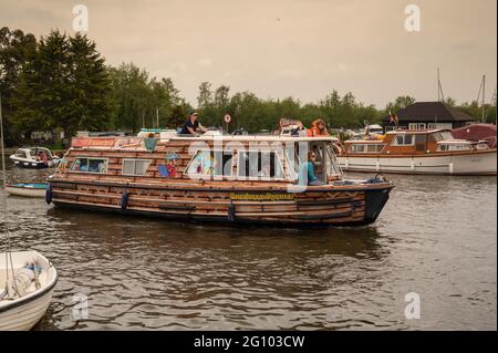 Das Piratenschiff Jolly Roger auf dem Fluss Bure bei Horning Stockfoto