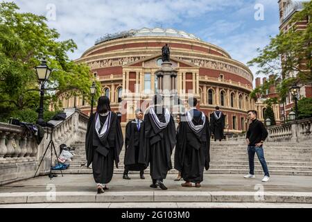 Hochschulabsolventen außerhalb der Royal Albert Hall, London, England, Großbritannien Stockfoto