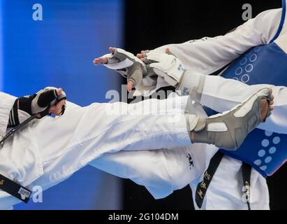 Dortmund, Deutschland. Juni 2021. Finale 2021 - Taekwondo in der Helmut-Körnig-Halle: Zwei Kämpfer im Halbfinale. Quelle: Bernd Thissen/dpa/Alamy Live News Stockfoto