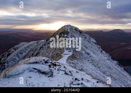 Schöner Sonnenaufgang auf dem Gipfel des Errigal. Der Errigal ist der höchste Punkt in der Grafschaft Donegal (751 m) Stockfoto