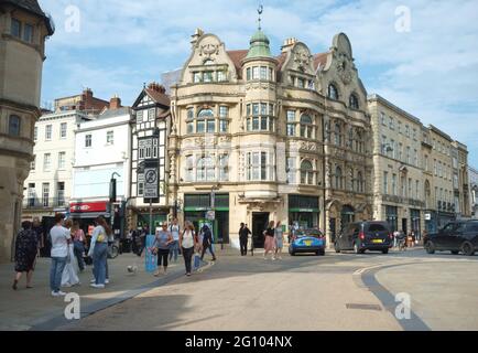 Lloyds Bank und das Gebäude, in dem sie untergebracht ist, an der Kreuzung von Cornmarket, High Street und St Aldate's (von der Queen Street aus gesehen), Oxford, Großbritannien Stockfoto