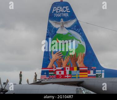 153 Lockheed C-130B Hercules Pakistan Air Force 'Peace Together, First in First Out' Spezielle Lackierung RAF Fairford RIAT 14. Juli 2017 Stockfoto