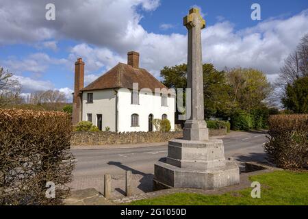 Cottage auf Halfpence Lane Cobham Kent, im Frühjahr mit Kriegsdenkmal im Vordergrund Stockfoto