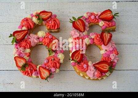 Geburtstagskuchen. Ungewöhnliche Erdbeeren in modernem Design. Frühling. Postkartenurlaub. Glückwünsche sind hell und kreativ. Schöner Kuchen in der Form Stockfoto