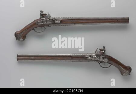 Doppelflintpistole. Doppel-Feuerstein oder Andockgewehr; Teil eines Paares. Die beiden Schlösser sind links und rechts befestigt, das rechte Schloss dient der oberen Schlaufe, die Schlösser sind mit Lob eingraviert und haben einen Drachenkopf auf dem Hahn; mit einer Inschrift versehen. Die beiden Läufe sind übereinander montiert; auf der Rückseite des Lobes vor einem granularen Hintergrund. Der Kolben hat eine gerillte Vain-Sauce und den Ladestock auf der linken Seite. Die Eisenbeschläge sind nicht aufgeflammt, außer den Klammern, die in gleicher Weise dekoriert sind; die kolf-Haube ist mit Lob eingraviert; der Ladestock ist mit einer eisernen Haube ausgestattet. Stockfoto