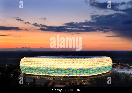 Die Spiele. Mai 2012. UEFA EURO 2020 in München mit Zuschauern! Archivfoto :. Am 16. Mai 2012 - drei Tage vor dem großen Showdown - erstrahlt die Allianz Arena in extravaganten Farben am Abendhimmel im Münchner Norden – dem Spiel der Spiele. Stadion, Übersicht, Außenansicht, Fußballstadion. Fußball-Champions-League-Finale 2012/FC Bayern München-FC Chelsea. Saison 2011/12, ALLIANZARENAMUENCHEN am 19. Mai 2012. ÃÂ Credit: dpa/Alamy Live News Stockfoto