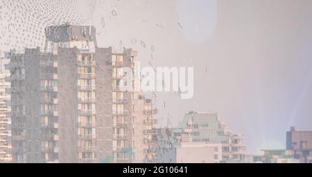 Zusammensetzung von binären Codierungsnummern, die über modernen Stadtgebäuden schweben Stockfoto