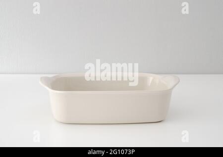 Das leere Gericht zum Backen von Speisen auf einem sauberen Hintergrund Stockfoto