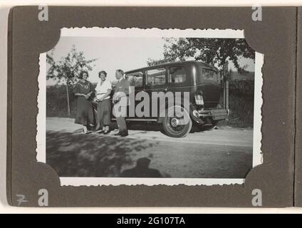 Drei Personen für ein Auto. Zwei Frauen und ein Mann stehen vor einem Auto. Teil des Familienalbums 1933-1944. Stockfoto