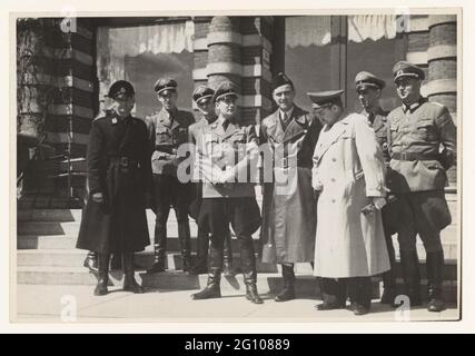 Axmann und Van Geelkerken; NSB. Arthur Axmann, Reichsjugendführer, und Van Geelkerken, Anführer des Jugendsturms, zusammen mit anderen hochplatzierten Deutschen und Nsbers auf dem Bürgersteig der Burg Oud-Wassenaar. Links in langer schwarzer Jacke WA Heerbanleder Meulenberg und rechts in leichter Jacke, Fritz Schmidt. Schmidt Generalkommissar von Seyss-Inquart und HauptStienstleiter der NSDAP fanden am 27. Juni 1943 statt. Stockfoto