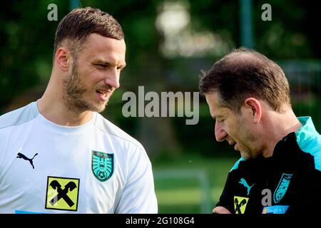 Wien, Österreich. Juni 2021. Marko Arnautovic (L) aus Österreich spricht mit Teamtrainer Franco Foda während eines Trainings in Wien, Österreich, am 3. Juni 2021. Der österreichische Fußballnationalspieler Marko Arnautovic, der unter Vertrag mit dem FC Shanghai Port in der chinesischen Fußballvereinigung Super League (CSL) steht, hat die Vorbereitungen für die UEFA EURO 2020 begonnen, die am 11. Juni beginnen wird. Quelle: Georges Schneider/Xinhua/Alamy Live News Stockfoto