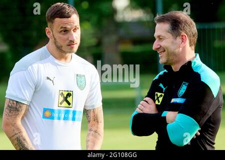 Wien, Österreich. Juni 2021. Marko Arnautovic (L) aus Österreich spricht mit Teamtrainer Franco Foda während eines Trainings in Wien, Österreich, am 3. Juni 2021. Der österreichische Fußballnationalspieler Marko Arnautovic, der unter Vertrag mit dem FC Shanghai Port in der chinesischen Fußballvereinigung Super League (CSL) steht, hat die Vorbereitungen für die UEFA EURO 2020 begonnen, die am 11. Juni beginnen wird. Quelle: Georges Schneider/Xinhua/Alamy Live News Stockfoto