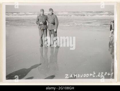 Deutsche Soldaten in Zandvoort, 1941. Amateurfoto deutscher Soldaten aus dem Jahr 1941 in Zandvoort. Zwei Männer sind in Uniform am Rande des Meeres. Stockfoto