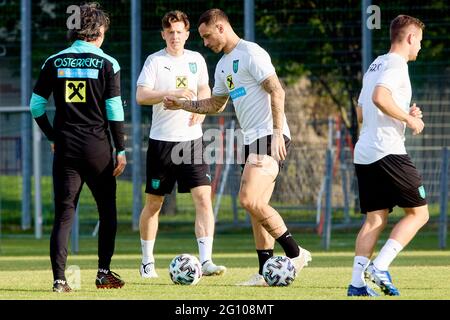 Wien, Österreich. Juni 2021. Marko Arnautovic (2. R) aus Österreich nimmt am 3. Juni 2021 an einem Training in Wien Teil. Der österreichische Fußballnationalspieler Marko Arnautovic, der unter Vertrag mit dem FC Shanghai Port in der chinesischen Fußballvereinigung Super League (CSL) steht, hat die Vorbereitungen für die UEFA EURO 2020 begonnen, die am 11. Juni beginnen wird. Quelle: Georges Schneider/Xinhua/Alamy Live News Stockfoto