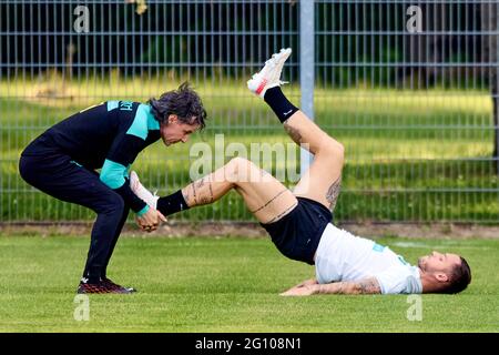 Wien, Österreich. Juni 2021. Marko Arnautovic (R) aus Österreich nimmt am 3. Juni 2021 an einem Training in Wien Teil. Der österreichische Fußballnationalspieler Marko Arnautovic, der unter Vertrag mit dem FC Shanghai Port in der chinesischen Fußballvereinigung Super League (CSL) steht, hat die Vorbereitungen für die UEFA EURO 2020 begonnen, die am 11. Juni beginnen wird. Quelle: Georges Schneider/Xinhua/Alamy Live News Stockfoto