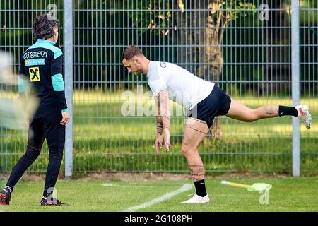 Wien, Österreich. Juni 2021. Marko Arnautovic (R) aus Österreich nimmt am 3. Juni 2021 an einem Training in Wien Teil. Der österreichische Fußballnationalspieler Marko Arnautovic, der unter Vertrag mit dem FC Shanghai Port in der chinesischen Fußballvereinigung Super League (CSL) steht, hat die Vorbereitungen für die UEFA EURO 2020 begonnen, die am 11. Juni beginnen wird. Quelle: Georges Schneider/Xinhua/Alamy Live News Stockfoto