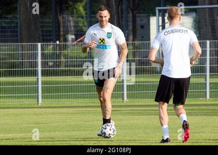 Wien, Österreich. Juni 2021. Marko Arnautovic (L) aus Österreich nimmt am 3. Juni 2021 an einem Training in Wien Teil. Der österreichische Fußballnationalspieler Marko Arnautovic, der unter Vertrag mit dem FC Shanghai Port in der chinesischen Fußballvereinigung Super League (CSL) steht, hat die Vorbereitungen für die UEFA EURO 2020 begonnen, die am 11. Juni beginnen wird. Quelle: Georges Schneider/Xinhua/Alamy Live News Stockfoto