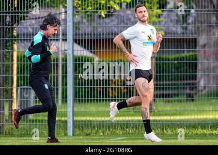 Wien, Österreich. Juni 2021. Marko Arnautovic (R) aus Österreich nimmt am 3. Juni 2021 an einem Training in Wien Teil. Der österreichische Fußballnationalspieler Marko Arnautovic, der unter Vertrag mit dem FC Shanghai Port in der chinesischen Fußballvereinigung Super League (CSL) steht, hat die Vorbereitungen für die UEFA EURO 2020 begonnen, die am 11. Juni beginnen wird. Quelle: Georges Schneider/Xinhua/Alamy Live News Stockfoto