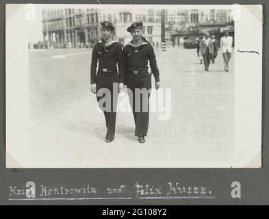 Zwei Matrosen. Zwei Matrosen der Kriegsmarine (Heinz Kontrootz und Felix Kurzz) zu Fuß in Scheveningen, 6. August 1942. Foto unten rechts auf Seite 20 aus dem Fotoalbum der Kriegsmarine. Stockfoto