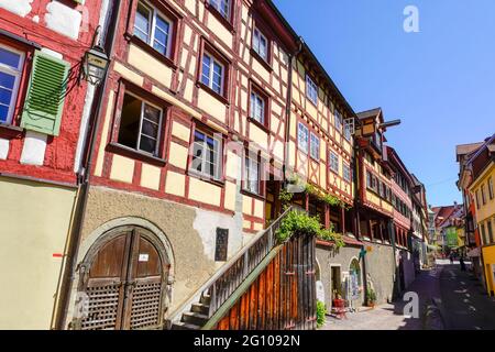 Malerische Fachwerkhäuser in der Altstadt von Meersburg, Baden-Württemberg. Deutschland. Am Ufer des Bodensees gelegen. Stockfoto