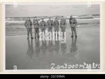 Deutsche Soldaten in Zandvoort, 1941. Amateurfoto deutscher Soldaten aus dem Jahr 1941 in Zandvoort. Sieben Männer sind in Uniform am Rande des Meeres. Stockfoto