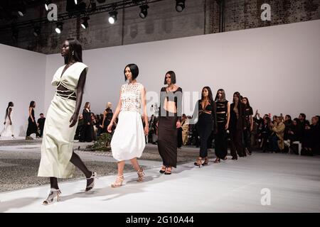 SYDNEY, AUSTRALIEN - 04. JUNI: Models auf der Piste während der Christopher Esber Show während der Afterpay Australian Fashion Week 2021 Resort '22 Collections bei Carriageworks am 04. Juni 2021 in Sydney, Australien. Stockfoto