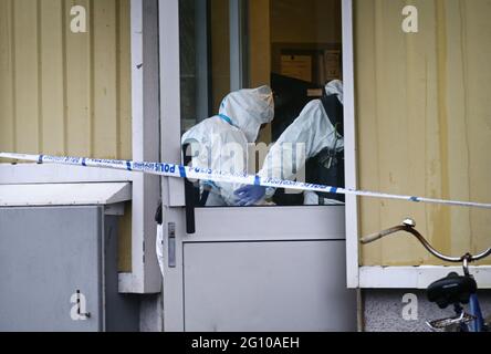 Polizei forensische Offiziere an einem Tatort. Stockfoto