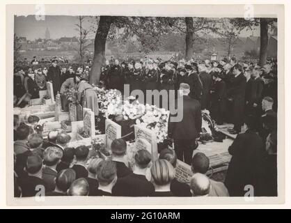 Beerdigung Südfriedhof in Groningen. Am Mittwoch, den 16. Oktober 1940, ereignete sich in Groningen ein schwerer Busunfall am Bahnübergang Ranum zwischen Winsum und Baflo. Außerdem wurden dreizehn Arbeitszeugnisse vom Leben getötet, die auf dem Weg zur Aufnahmearbeit an den Schwalben waren. Neun von dreizehn Opfern wurden am Samstag, dem 19. Oktober 1940, gemeinsam auf den Zuiderbegraafplaats in Groningen beigesetzt. Der Vertreter des Nationalen Kommissars für Groningen, Dr. C. Conring, sprach im Namen der deutschen Behörden. Während ein Kranz von Offizieren der deutschen Wettermacht gelegt wurde. Unter diesen p Stockfoto