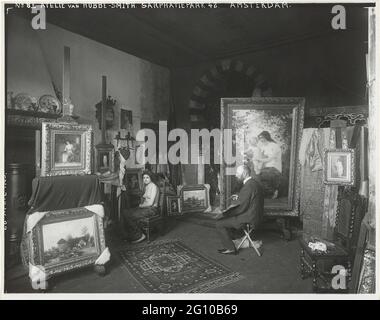 Der Maler Hobbe Smith in seinem Atelier, Sarphatipark 42, Amsterdam, mit einem Modell. Stockfoto