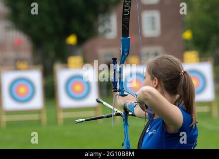 Berlin, Deutschland. Juni 2021. Bogenschießen: Deutsche Meisterschaft, Blankbogen. Ein Athlet in Aktion. Quelle: Paul Zinken/dpa/Alamy Live News Stockfoto