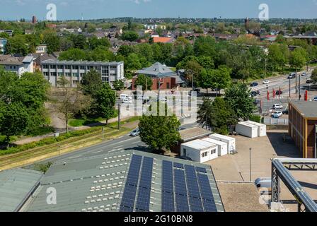 Deutschland, Oberhausen, Alt-Oberhausen, Oberhausen-Duempten, Ruhrgebiet, Niederrhein, Rheinland, Nordrhein-Westfalen, NRW, Panoramablick, Kreuzung Muelheimer Straße und Danziger Straße, in der Mitte das Areal des ehemaligen Straßenbahndepots, links hinter der katholischen Pfarrkirche St. Michael, rechts hinter der evangelischen Kirche St. Johannes Evangelist Stockfoto