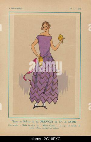 très Parisien, 1923, No 1: Tissus et Rubans The A. Prevost ..... Lila 'Robe de Style' mit einem kleinen Streifen Rock. Druck aus dem Modemagazin Très Parisien (1920-1936). Stockfoto