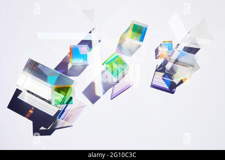 Abstrakter Hintergrund mit geometrischen Figuren aus Glas Prismen mit Lichtstreuung von Spektralfarben und komplexer Reflexion. Echtes Foto Stockfoto