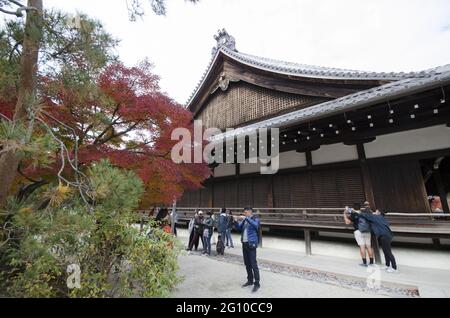 KYOTO, JAPAN - 11. Dez 2019: Kyoto, Japan-26. Nov 2019: Touristen genießen den Herbst in den Tenryuji-Gärten in Arashiyama, Kyoto, Japan. Stockfoto