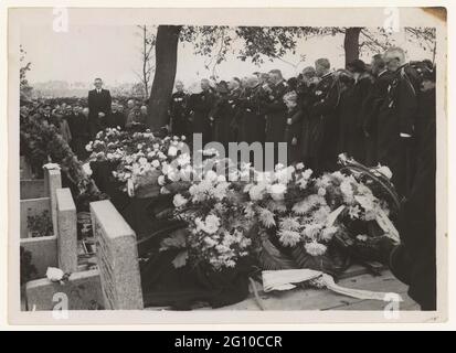 Beerdigung Südfriedhof in Groningen. Am Mittwoch, den 16. Oktober 1940, ereignete sich in Groningen ein schwerer Busunfall am Bahnübergang Ranum zwischen Winsum und Baflo. Außerdem wurden dreizehn Arbeitszeugnisse vom Leben getötet, die auf dem Weg zur Aufnahmearbeit an den Schwalben waren. Neun von dreizehn Opfern wurden am Samstag, dem 19. Oktober 1940, gemeinsam auf den Zuiderbegraafplaats in Groningen beigesetzt. Der Vertreter des Nationalen Kommissars für Groningen, Dr. C. Conring, sprach im Namen der deutschen Behörden. Während ein Kranz von Offizieren der deutschen Wettermacht gelegt wurde. Unter diesen p Stockfoto