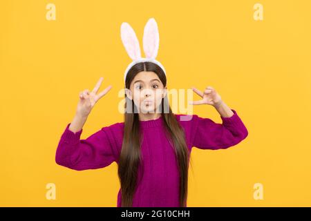 bunny kommt. Nur Spaß haben. Bereit für die Party. Glückliche Kindheit. bunny Kind. Stockfoto