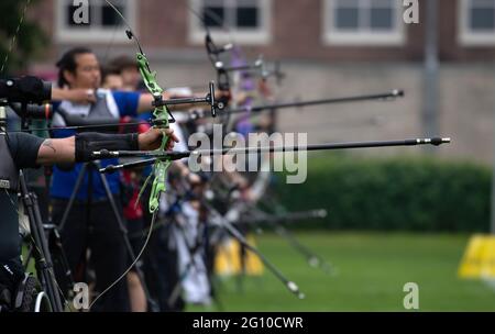 Berlin, Deutschland. Juni 2021. Bogenschießen: Deutsche Meisterschaft, Blankbogen. Sportler in Aktion. Quelle: Paul Zinken/dpa/Alamy Live News Stockfoto