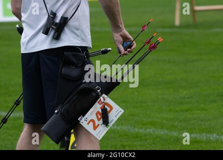 Berlin, Deutschland. Juni 2021. Bogenschießen: Deutsche Meisterschaft, Blankbogen. Ein Athlet greift einen Pfeil. Quelle: Paul Zinken/dpa/Alamy Live News Stockfoto