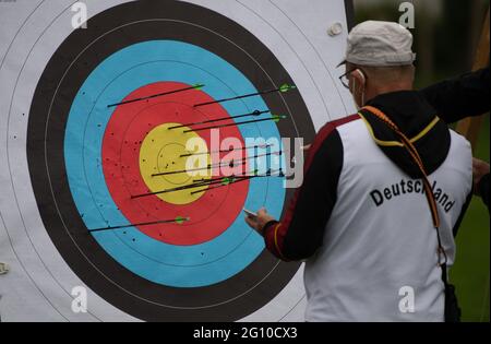 Berlin, Deutschland. Juni 2021. Bogenschießen: Deutsche Meisterschaft, Blankbogen. Ein Athlet überprüft seine Treffer. Quelle: Paul Zinken/dpa/Alamy Live News Stockfoto