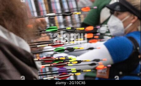 Berlin, Deutschland. Juni 2021. Bogenschießen: Deutsche Meisterschaft, Blankbogen. Die Athleten überprüfen ihre Treffer. Quelle: Paul Zinken/dpa/Alamy Live News Stockfoto